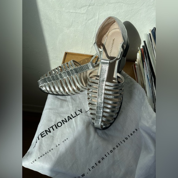 Intentionally blank silver embossed fisherman sandal - Picture 2 of 4